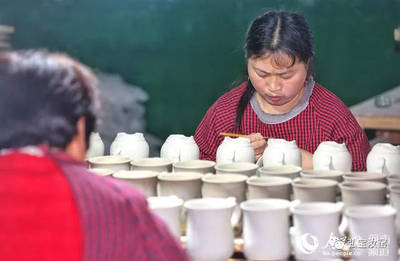 河南汝州 汝瓷车间生产忙 千年窑火焕新彩