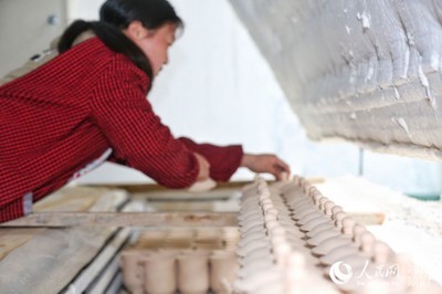 河南汝州 千年窑火不熄 汝瓷车间生产忙